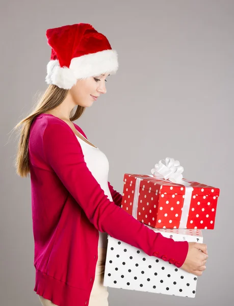 Hermosa mujer de Navidad con regalo — Foto de Stock