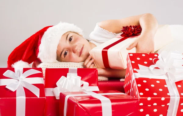 Niña en sombrero de santa con regalo de Navidad —  Fotos de Stock