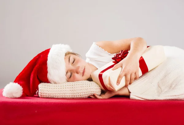 Bambina in cappello di Babbo Natale con regalo di Natale — Foto Stock