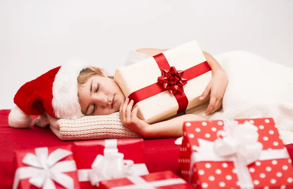 Niña en sombrero de santa con regalo de Navidad — Foto de Stock