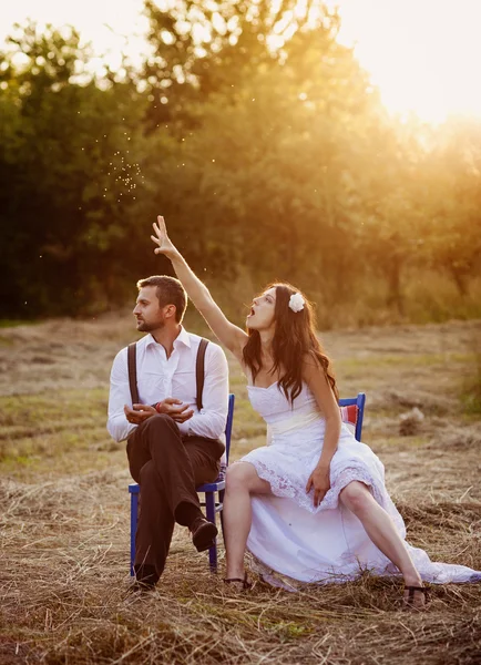 Novia y novio —  Fotos de Stock