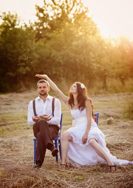 Novia y novio —  Fotos de Stock