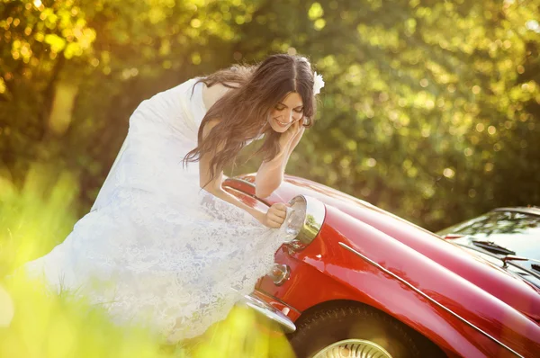 Noiva e carro — Fotografia de Stock