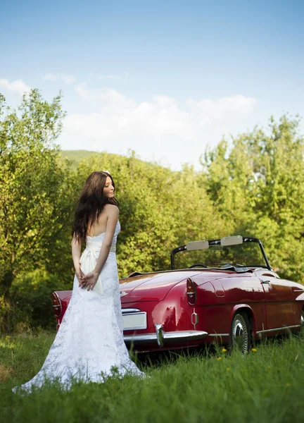 Nevěsta a auto — Stock fotografie