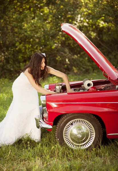 Novia y coche — Foto de Stock