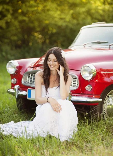 Sposa e auto — Foto Stock