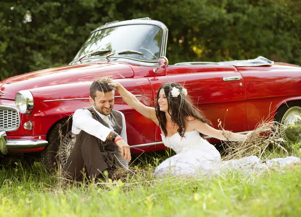 Hochzeitsauto mit Brautpaar — Stockfoto