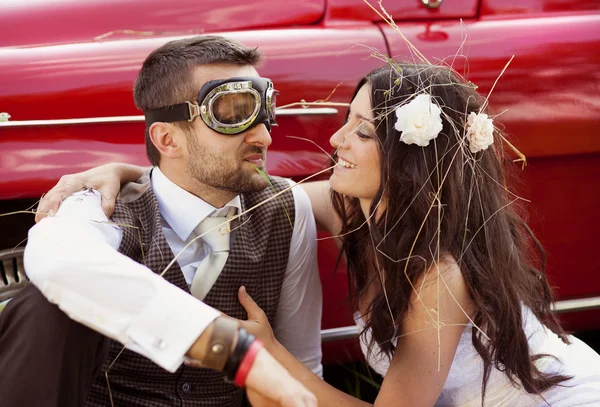 Carro de casamento com noiva e noivo — Fotografia de Stock