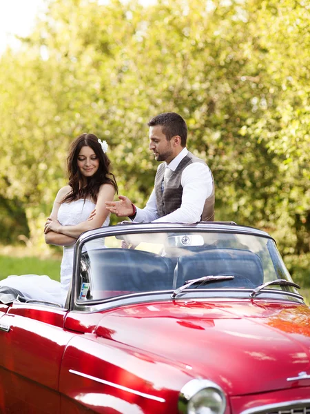 Bröllop bil med bruden och brudgummen — Stockfoto