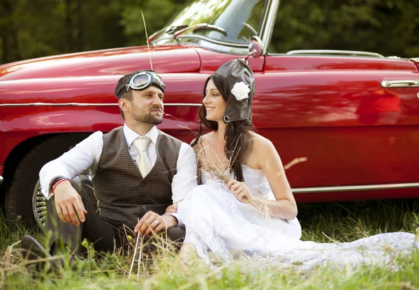 Carro de casamento com noiva e noivo — Fotografia de Stock