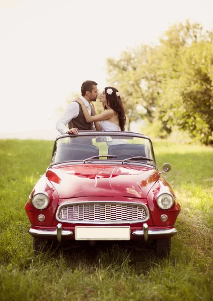 Bröllop bil med bruden och brudgummen — Stockfoto