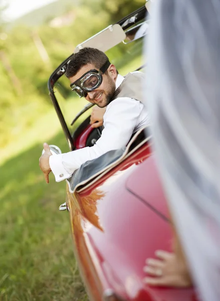 Svatební auto s nevěstou a ženichem — Stock fotografie