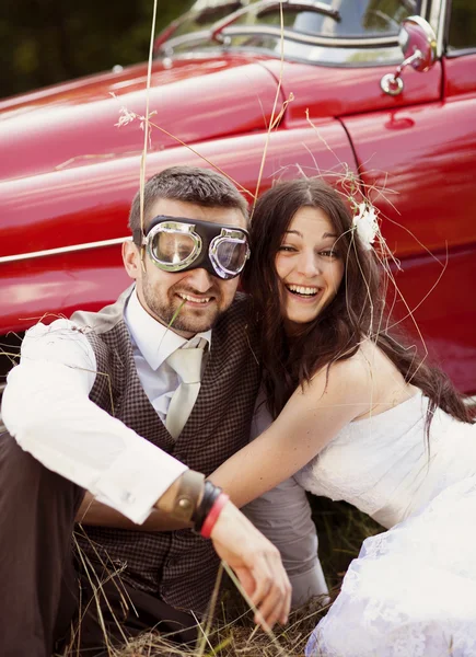 Coche de boda con novia y novio — Foto de Stock