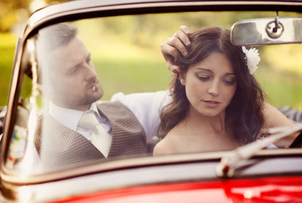 Carro de casamento com noiva e noivo — Fotografia de Stock