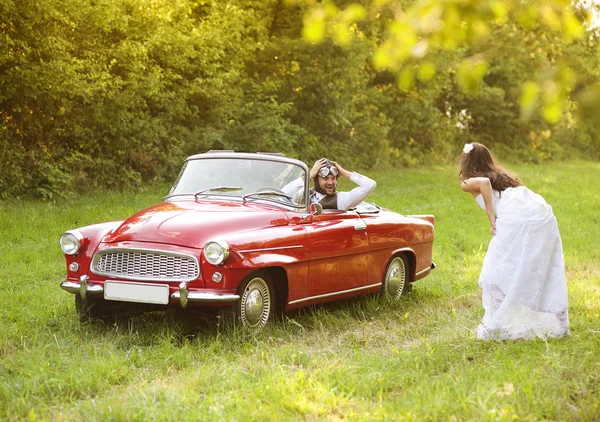 Свадебный автомобиль с женихом и невестой — стоковое фото