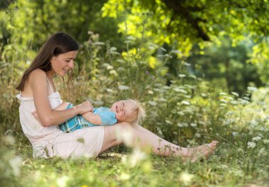 Anne ile oğlu eğleniyor