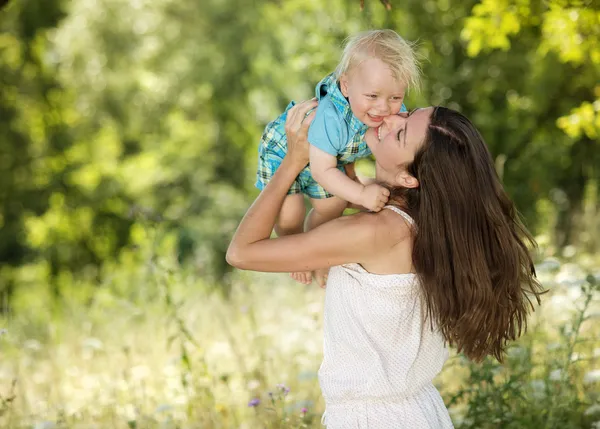 Mãe com filho se divertindo — Fotografia de Stock