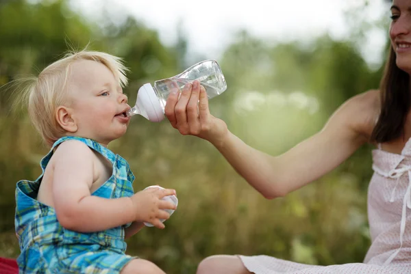 Bambino acqua potabile — Foto Stock