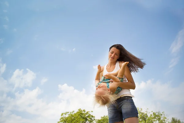 Madre se está divirtiendo con el niño — Foto de Stock