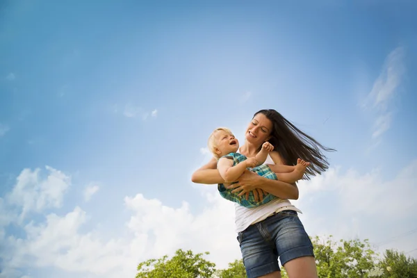 Mamma är att ha roligt med barn — Stockfoto