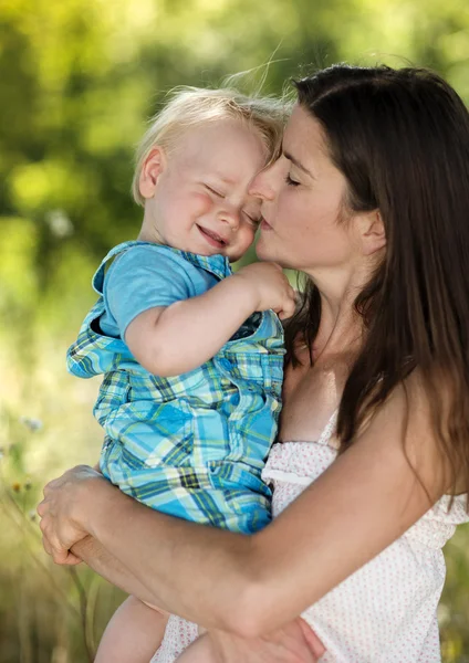 Mãe beijando seu filho — Fotografia de Stock