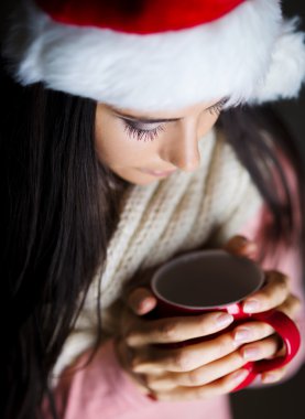 sıcak bir içecek olan kadın