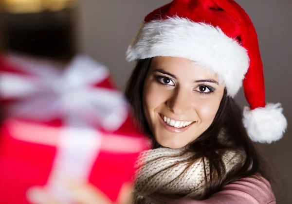 Mujer con regalo de Navidad — Foto de Stock