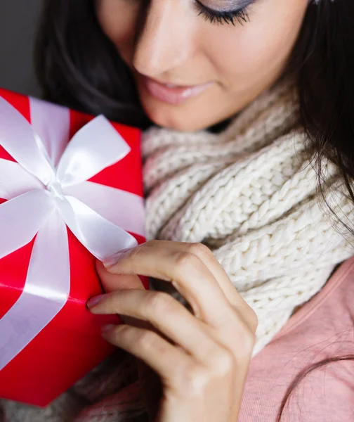 Vrouw met kerstcadeau — Stockfoto