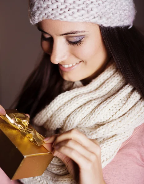 Vrouw met kerstcadeau — Stockfoto