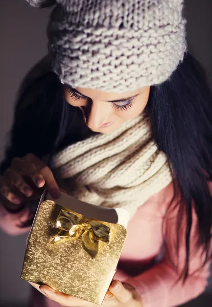 Femme avec cadeau de Noël — Photo