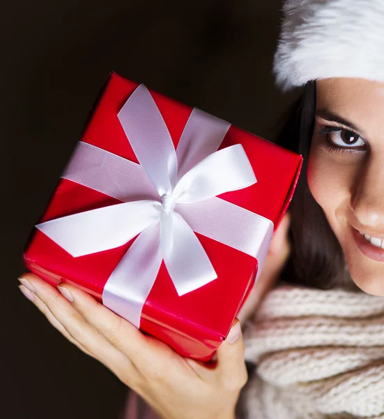 Vrouw met kerstcadeau — Stockfoto