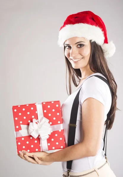 Красивая рождественская женщина с подарком — стоковое фото