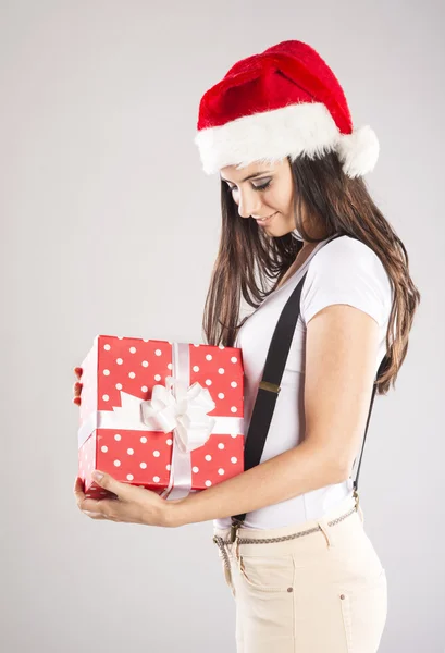Красивая рождественская женщина с подарком — стоковое фото