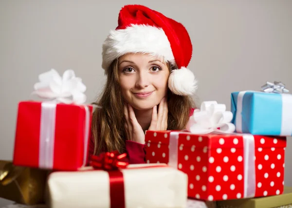 Jolie fille avec des cadeaux de Noël — Photo