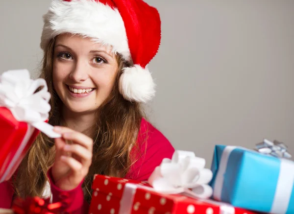 Niedliches Mädchen mit Weihnachtsgeschenken — Stockfoto