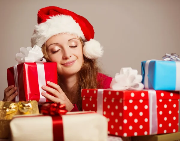 Noel hediyeleri ile şirin kız — Stok fotoğraf
