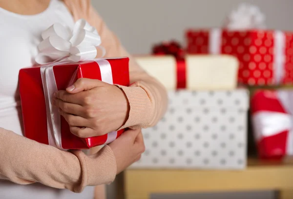 Presentförpackning i handen — Stockfoto