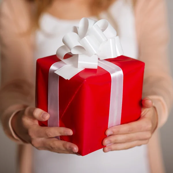 Caja de regalo en la mano — Foto de Stock