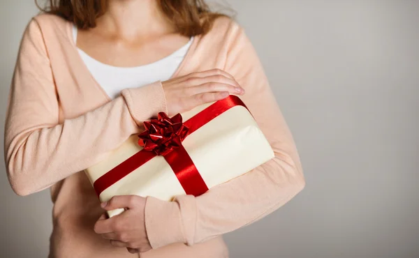 Geschenkdoos in de hand — Stockfoto