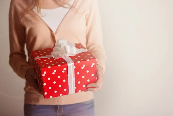 Presentförpackning i handen — Stockfoto