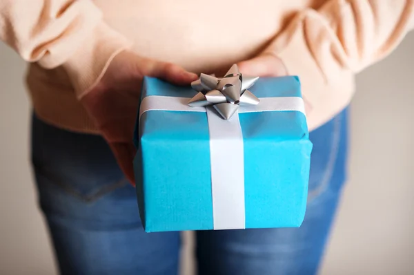 Caja de regalo en la mano — Foto de Stock