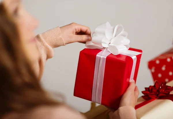 Caja de regalo en la mano — Foto de Stock