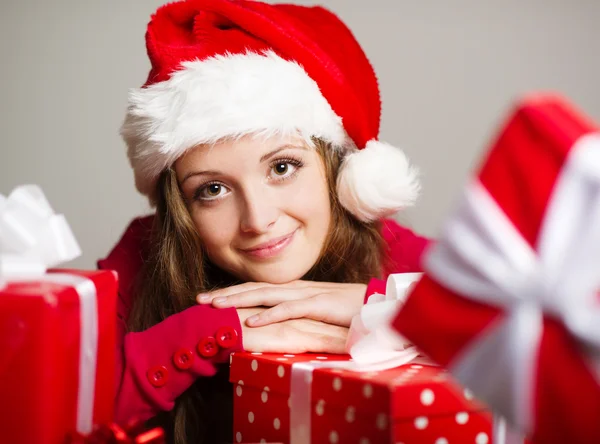 Leuk meisje met kerstcadeaus — Stockfoto