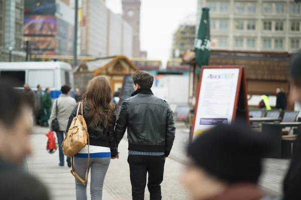 在这座城市的旅游夫妇 — 图库照片