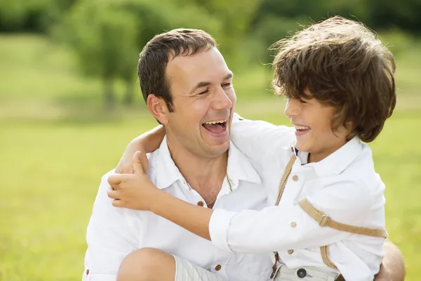 Padre e hijo en la naturaleza —  Fotos de Stock