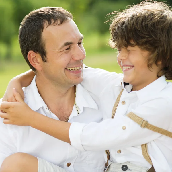 Vader en zoon in de natuur — Stockfoto