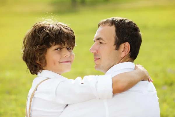 Vader en zoon in de natuur — Stockfoto