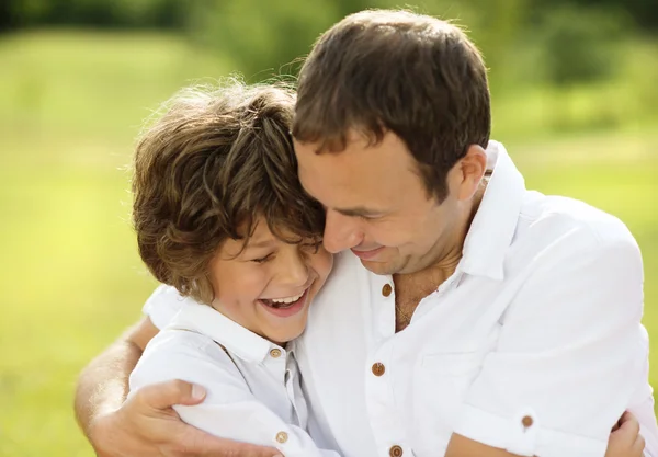 Pai e filho na natureza — Fotografia de Stock