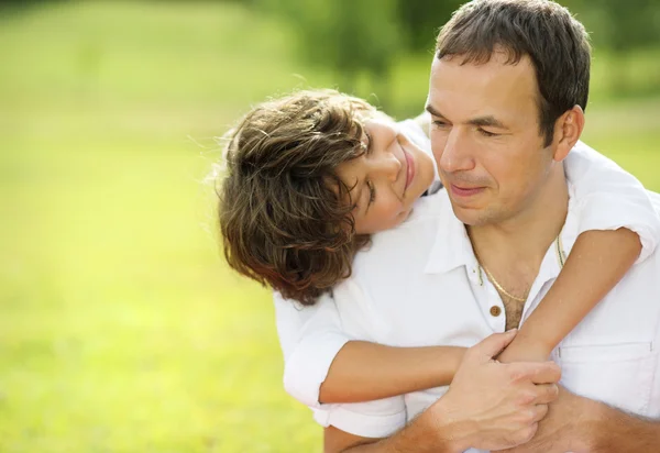 Vader en zoon in de natuur — Stockfoto