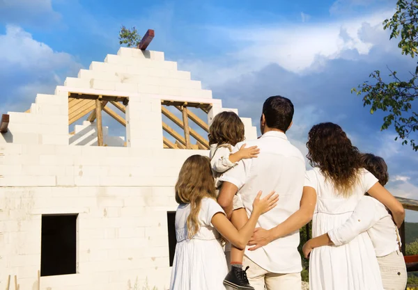 Family building a new house — Stock Photo, Image